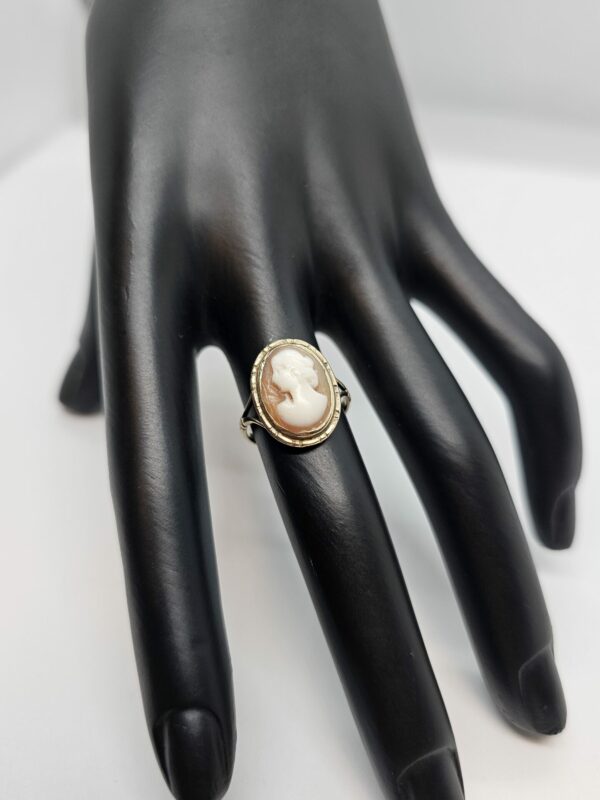 Gold Cameo Ring