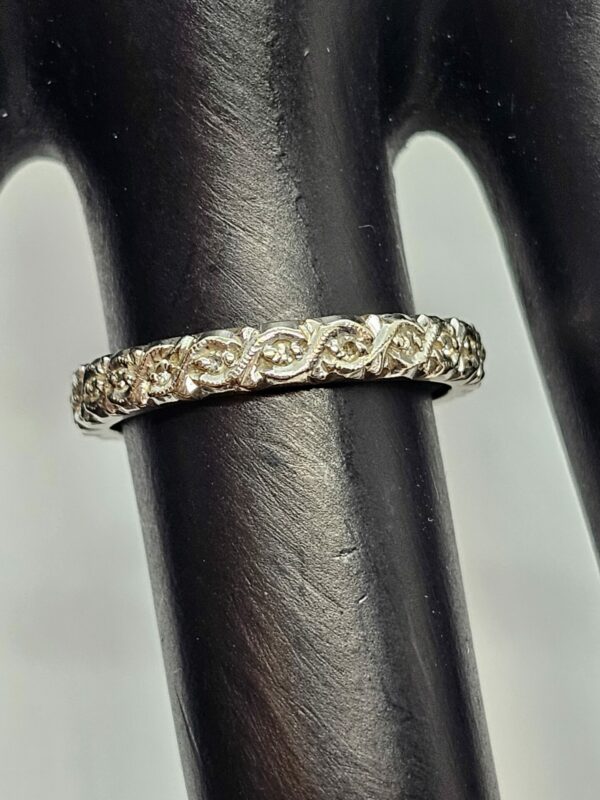 18k Gold Celtic Style Ring - Image 2