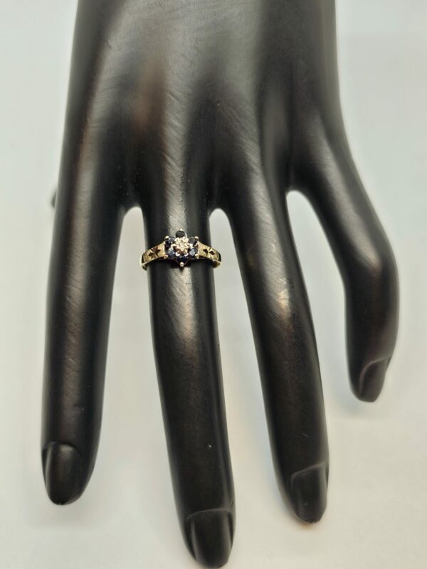 Sapphire cluster Gold Ring - Image 3