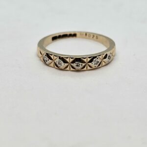 Illusion set gold band