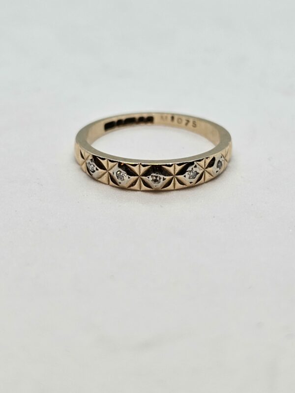 Illusion set gold band
