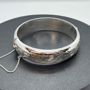 Vintage sterling silver clasp bangle