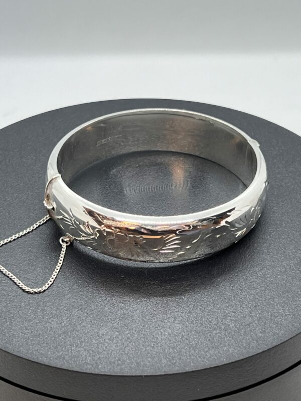 Vintage sterling silver clasp bangle