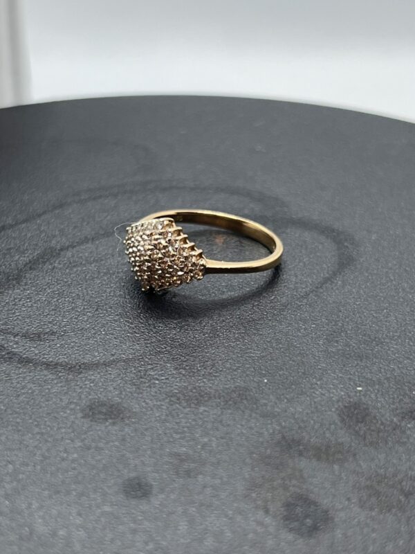 9ct gold and diamond cluster ring - Image 4