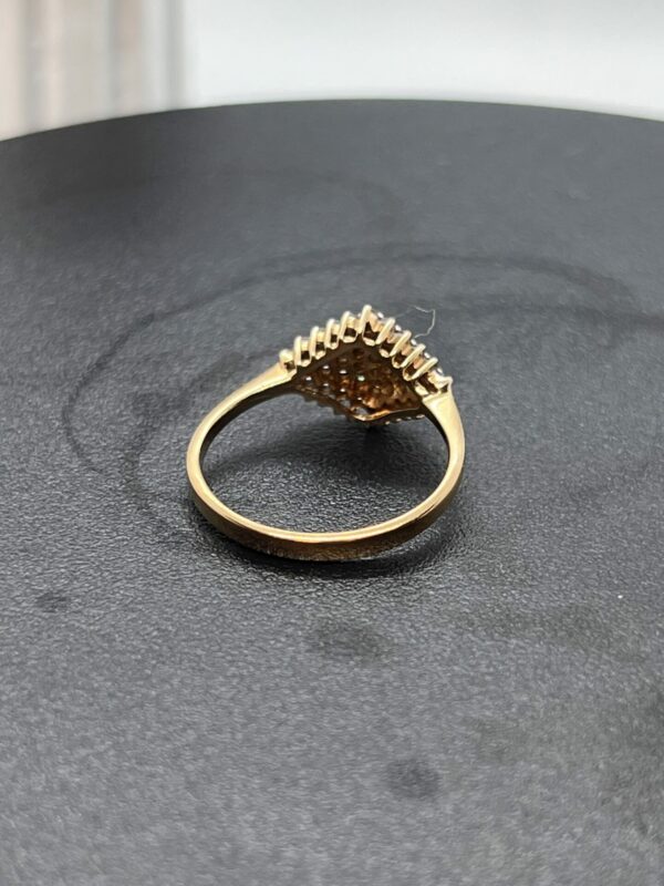 9ct gold and diamond cluster ring - Image 5