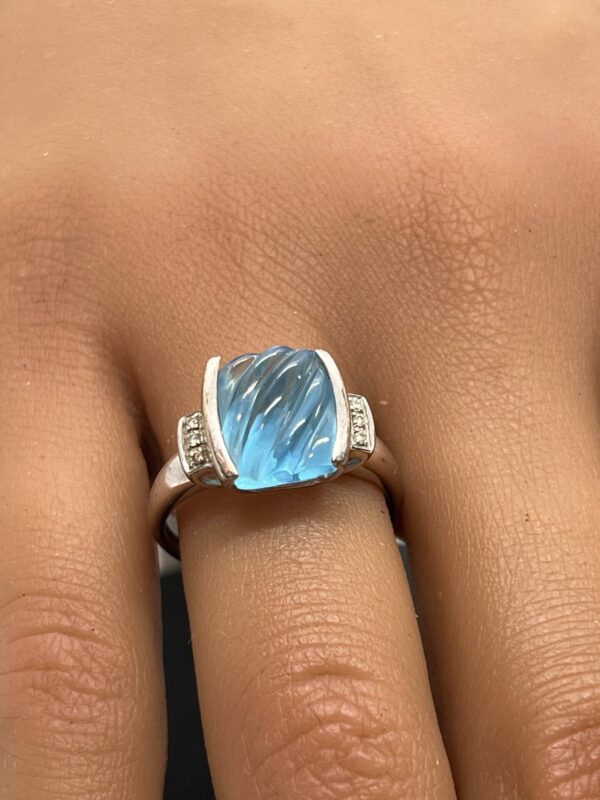 9ct white gold Gorgeous carved topaz and diamond set white gold ring