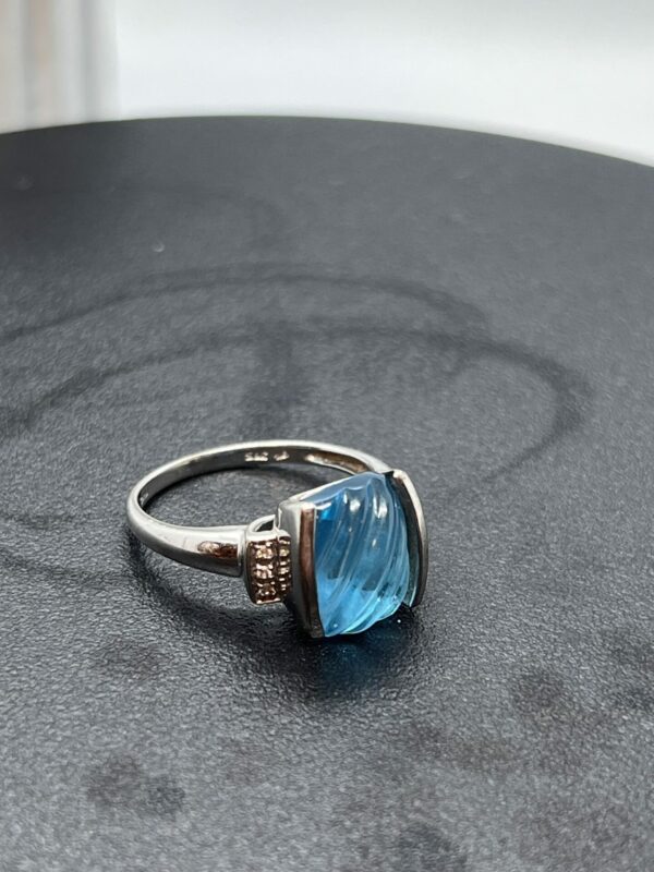 9ct white gold Gorgeous carved topaz and diamond set white gold ring - Image 5