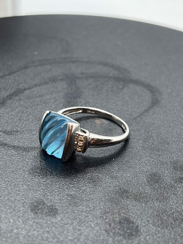 9ct white gold Gorgeous carved topaz and diamond set white gold ring - Image 3