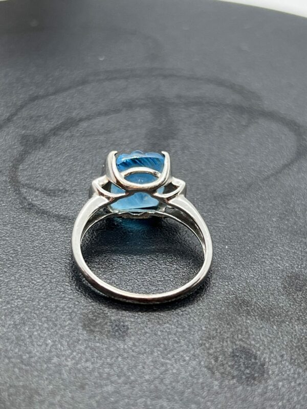 9ct white gold Gorgeous carved topaz and diamond set white gold ring - Image 4