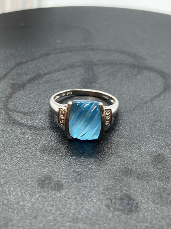 9ct white gold Gorgeous carved topaz and diamond set white gold ring - Image 6