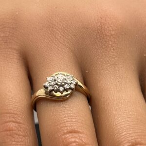 9ct gold and diamond cluster