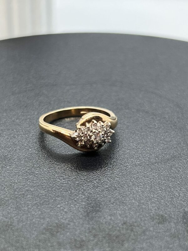 9ct gold and diamond cluster - Image 3