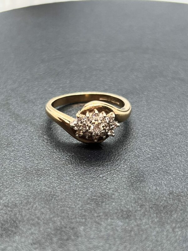 9ct gold and diamond cluster - Image 4