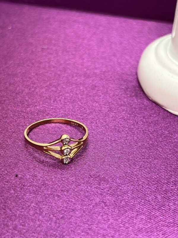 18ct gold and diamond ladies ring - Image 2
