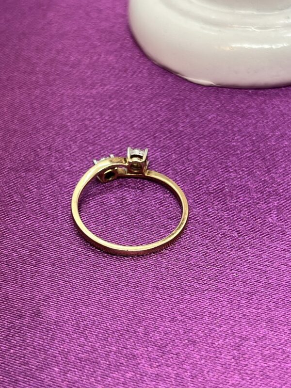 9ct gold and diamond ladies ring - Image 4