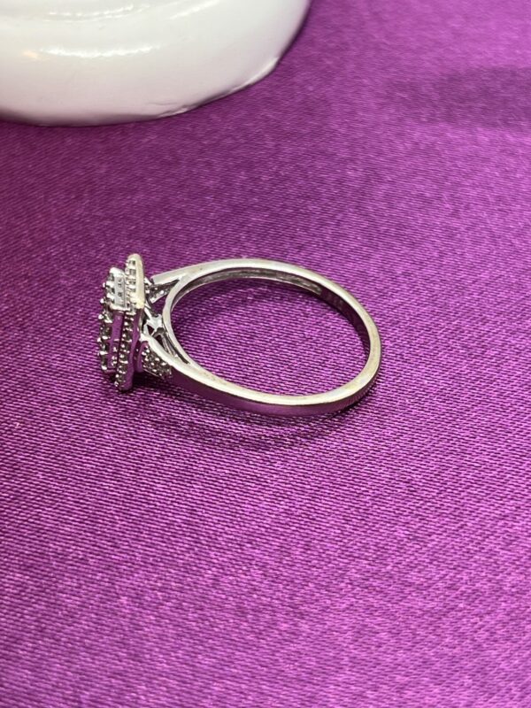 9ct gold and diamond ladies ring - Image 3