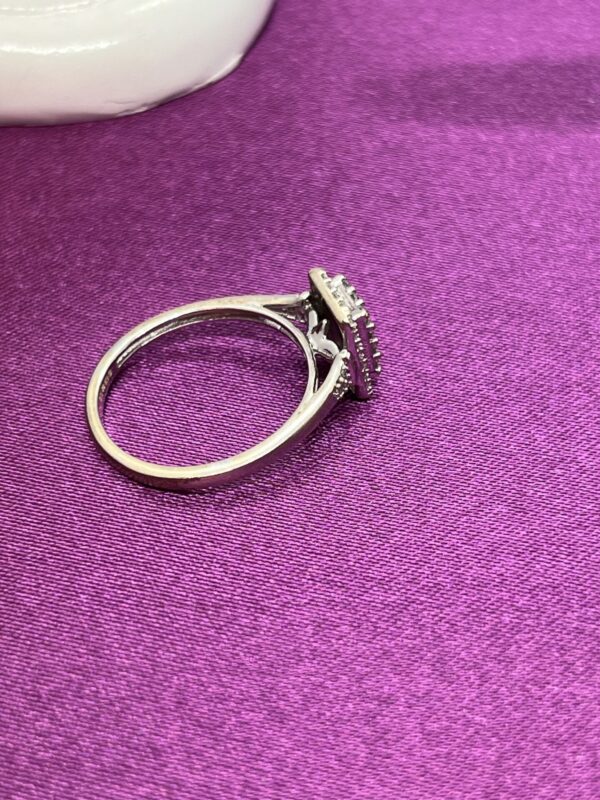 9ct gold and diamond ladies ring - Image 4
