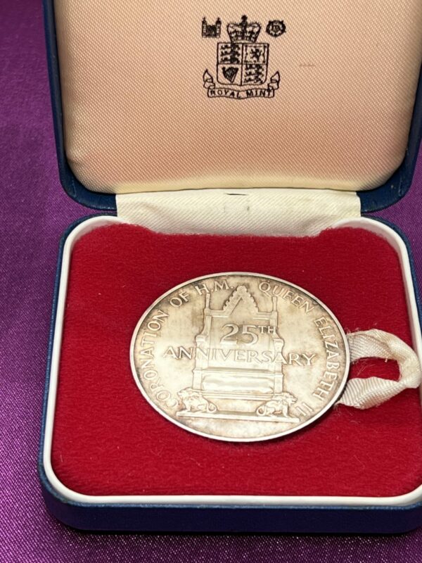 1978 25th anniversary of the coronation of the queen silver medallion