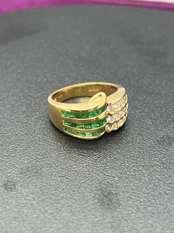 18ct gold diamond and emerald statement ring - Image 2