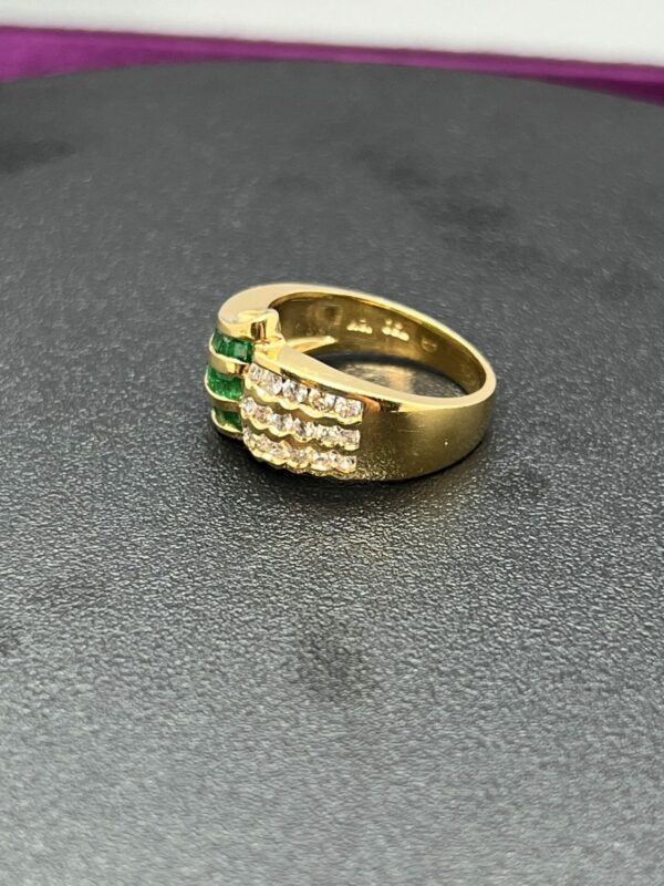 18ct gold diamond and emerald statement ring - Image 3