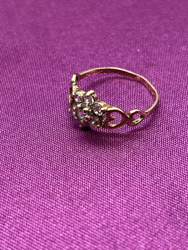9ct gold cz flower set ladies ring - Image 3