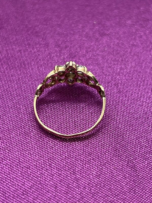 9ct gold cz flower set ladies ring - Image 4