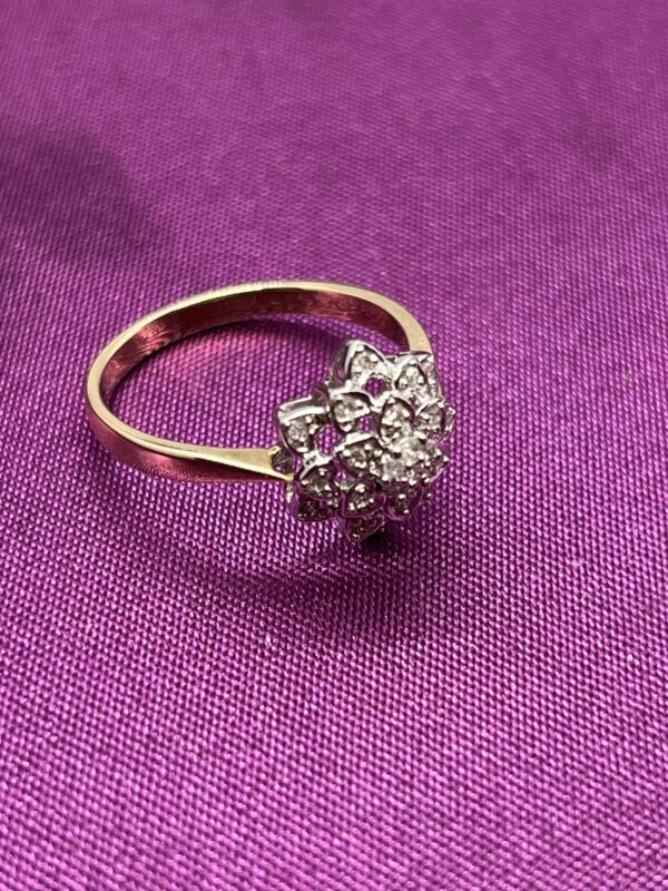 9ct gold diamond cluster - Image 2