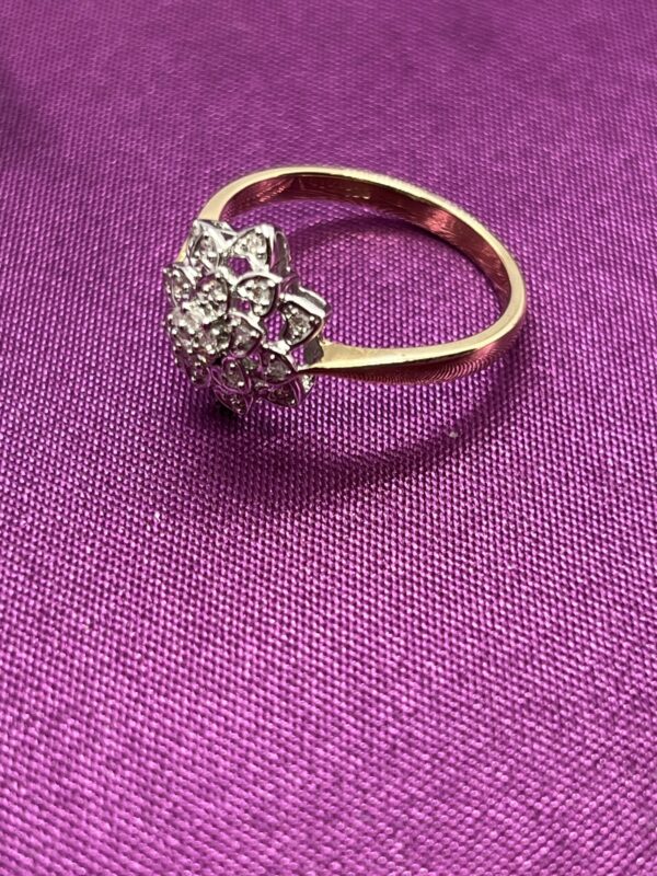 9ct gold diamond cluster - Image 3