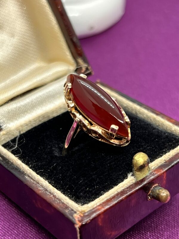 9ct gold ladies cornelian dress ring - Image 2