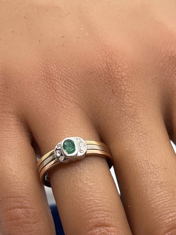 18ct gold emerald and diamond spinning ring