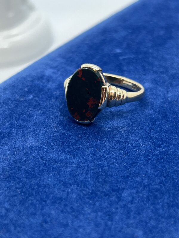 9ct gold and blood stone ladies gents signet ring - Image 2
