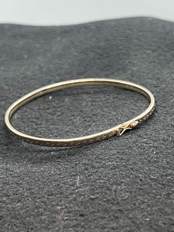 Ladies Childs 9ct gold bangle