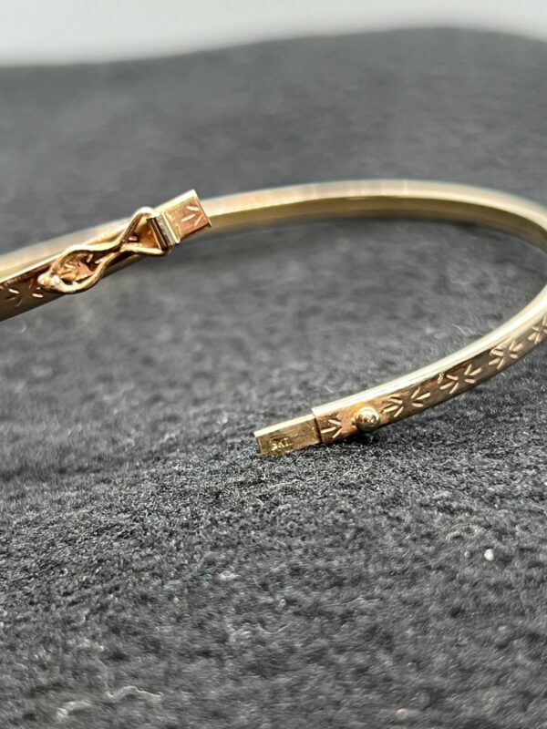 Ladies Childs 9ct gold bangle - Image 4