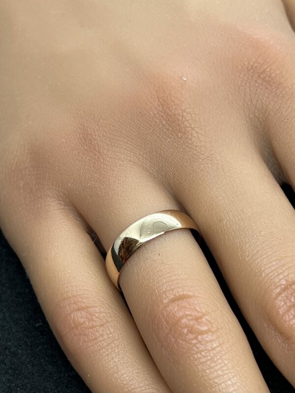 18ct gold wedding band