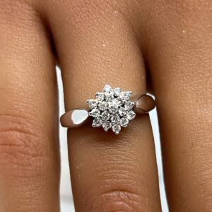 Beautiful 9ct white gold snowflake diamond cluster ring
