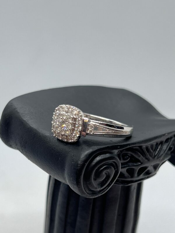 9ct white gold graduating cluster ring - Image 2