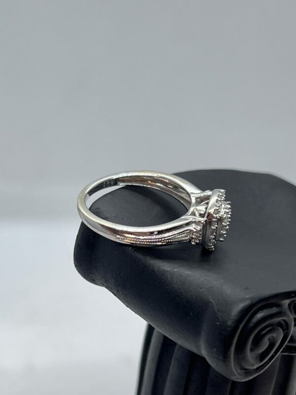 9ct white gold graduating cluster ring - Image 3
