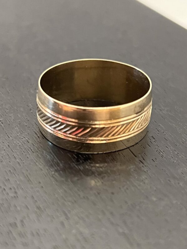 Large gents 9ct gold wedding band - Image 2