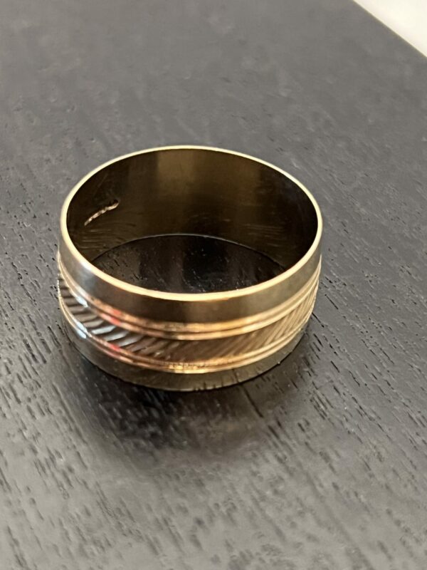 Large gents 9ct gold wedding band - Image 3