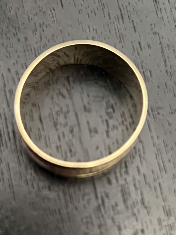 Large gents 9ct gold wedding band - Image 4