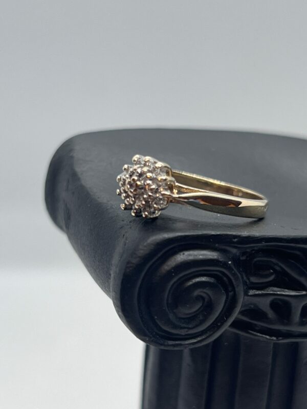 9ct gold diamond cluster ring - Image 2