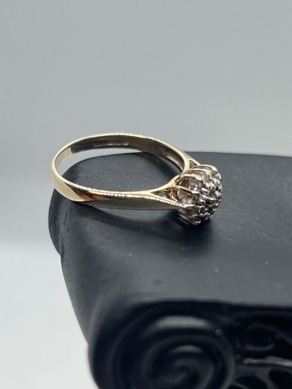 9ct gold diamond cluster ring - Image 3