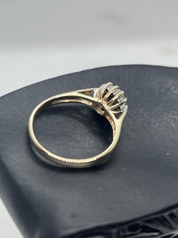 9ct gold diamond cluster ring - Image 4