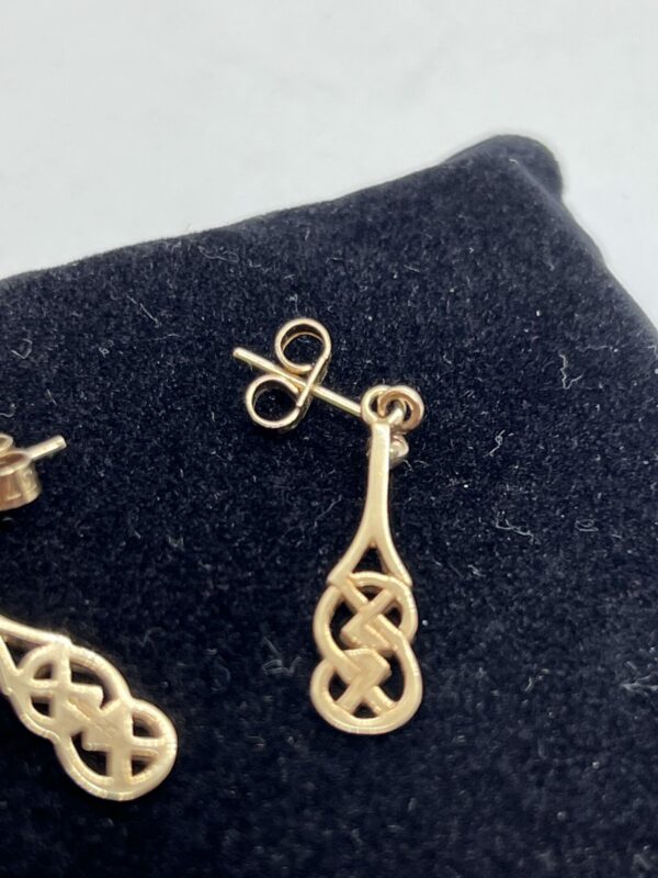 Pair of 9ct gold Celtic design Edinburgh hallmarked earrings - Image 4