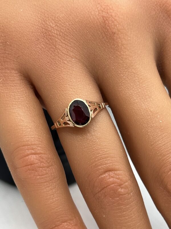 9ct gold and garnet ladies ring