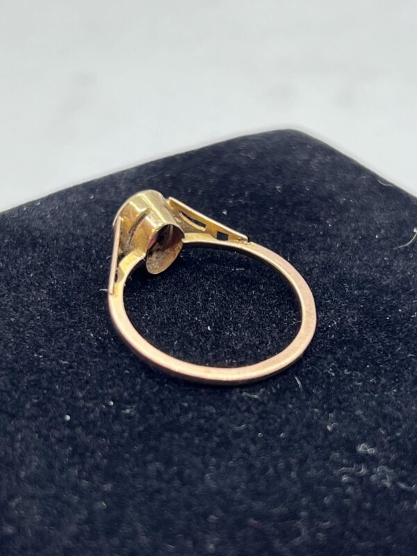 9ct gold and garnet ladies ring - Image 4