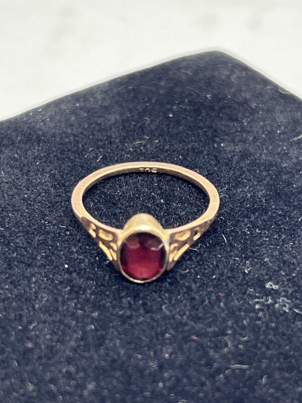 9ct gold and garnet ladies ring - Image 5