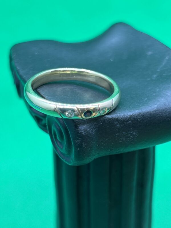 Diamond and sapphire set 14ct gold band - Image 2