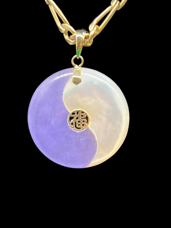 Gorgeous lavender jade and mother of pearl 14ct gold ying and Yang pendant and chain