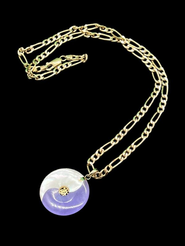 Gorgeous lavender jade and mother of pearl 14ct gold ying and Yang pendant and chain - Image 2